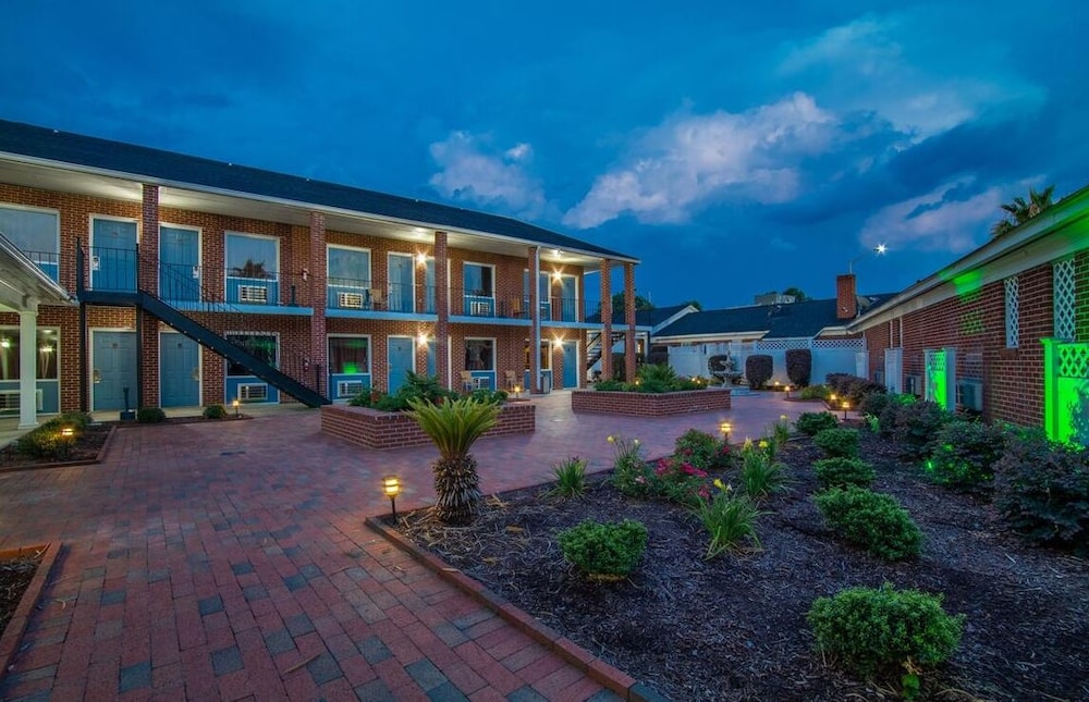 Winton Inn & Suites - photo 17