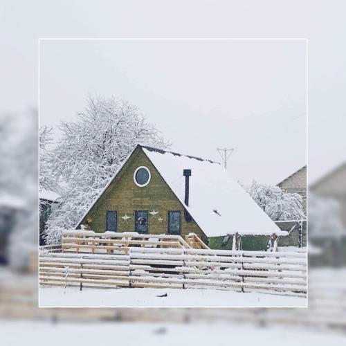 Wooden cottage green house in Bakuriani
