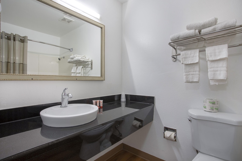 OYO Hotel Palmdale Antelope Valley - photo 21