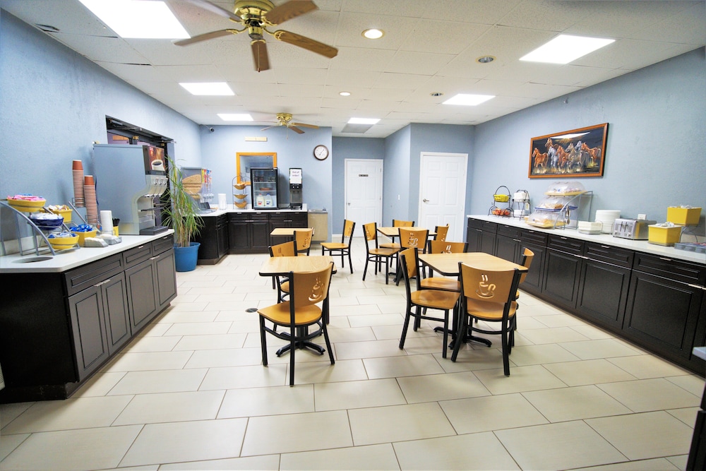 Columbus Inn and Suites - photo 23