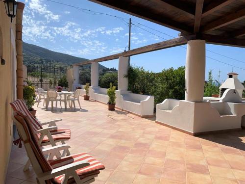 Casa Il Girasole panoramica e a pochi passi dal centro di Malfa — 4-Star Luxury Hotel in Malfa, Italy