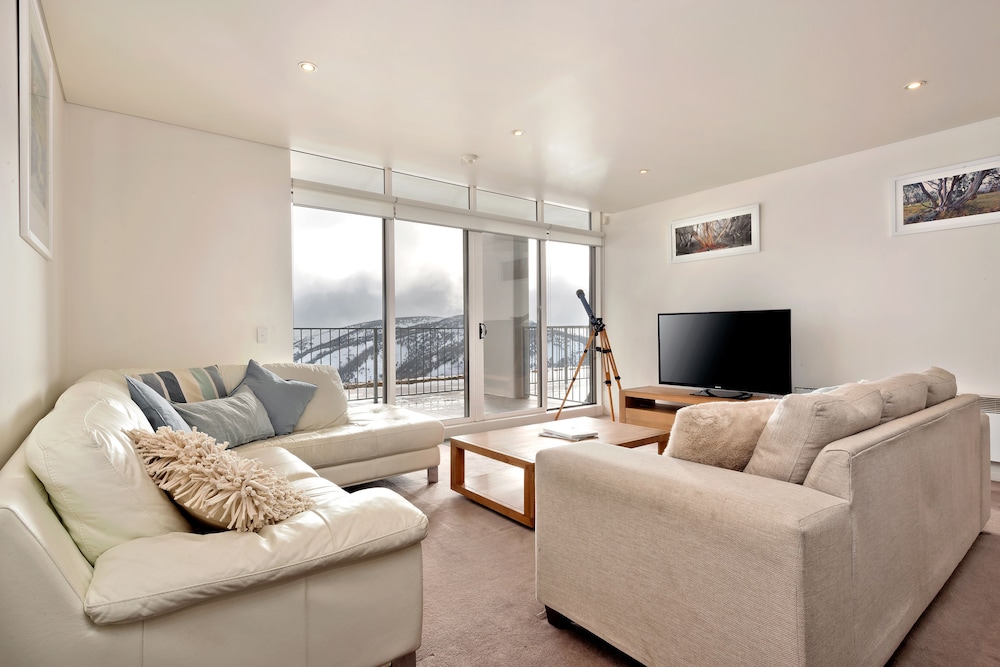 Moritz 1 - carbon neutral hotel in Hotham Heights
