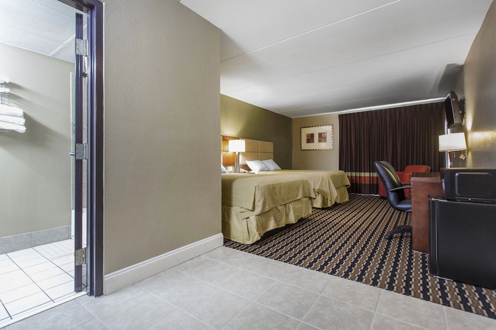 Super 8 by Wyndham Battleboro Rocky Mount - photo 3