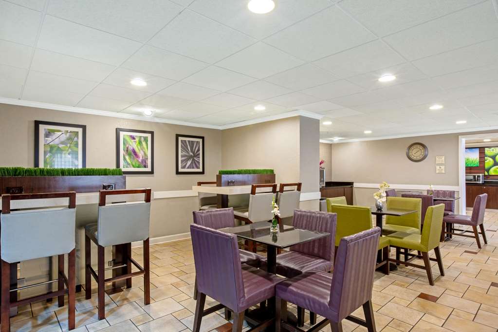 La Quinta Inn & Suites by Wyndham Miami Airport East - photo 61
