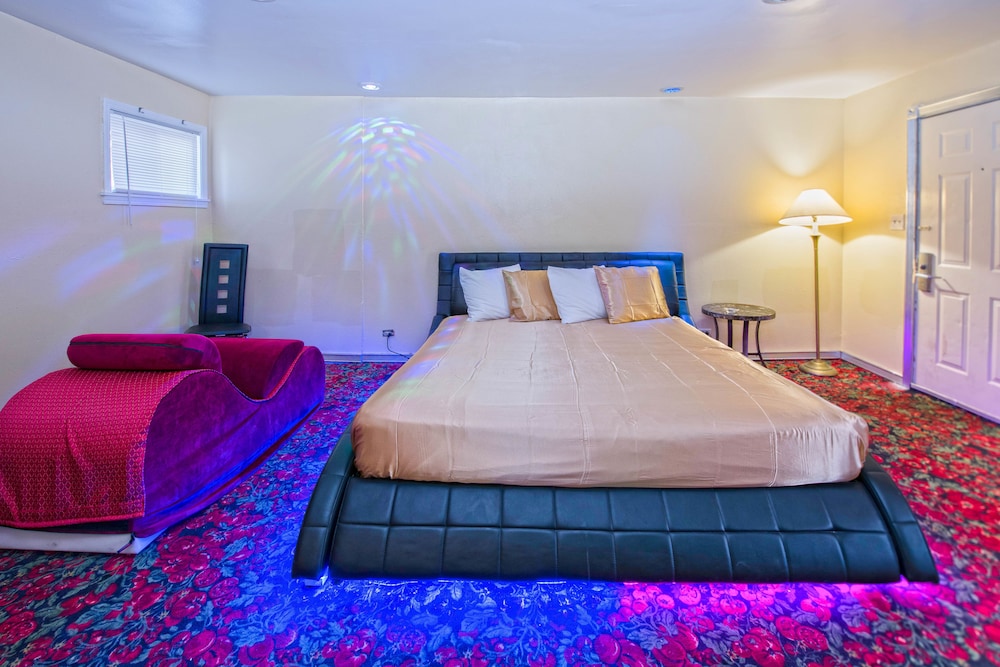 Presidential Inn & Suites - photo 12
