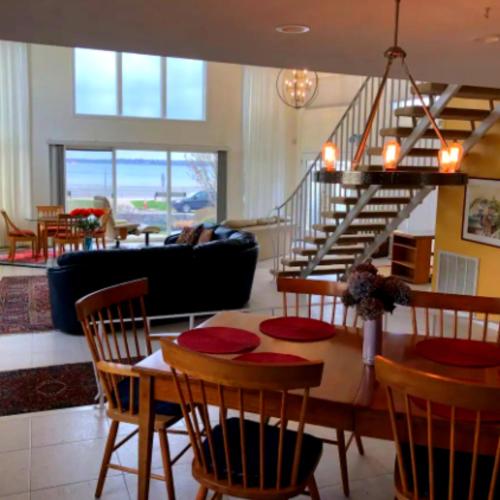 Swapscott Beachfront Vacation Home for Families — 4-Star Luxury Hotel in Swampscott, United States