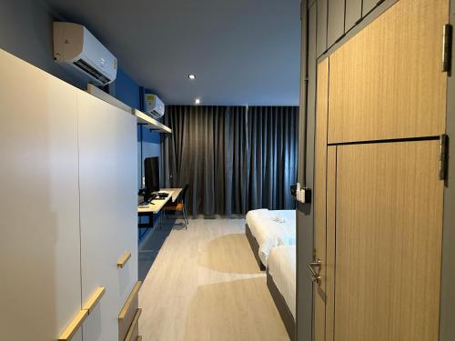 Phuket vibe City House 7 mins to BTS City center Private room in Sathon Private bathroom Bangkok Thailand