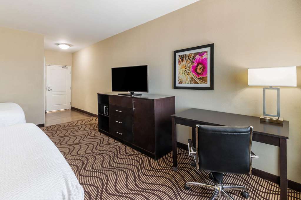 La Quinta Inn & Suites by Wyndham Artesia - photo 20
