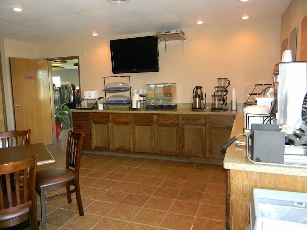 Boarders Inn & Suites by Cobblestone Hotels Munising - photo 24