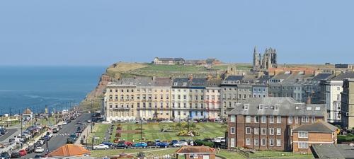 The Whitby Prospect Large Apartment with Stunning Views 2 Mins From Beach