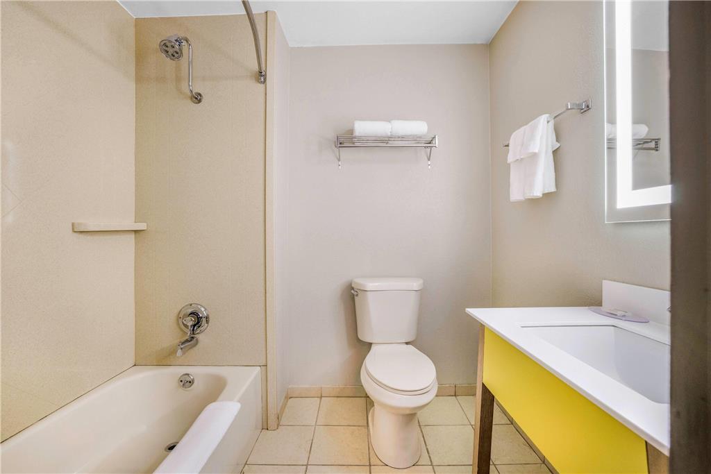 Days Inn by Wyndham Cortez - photo 32