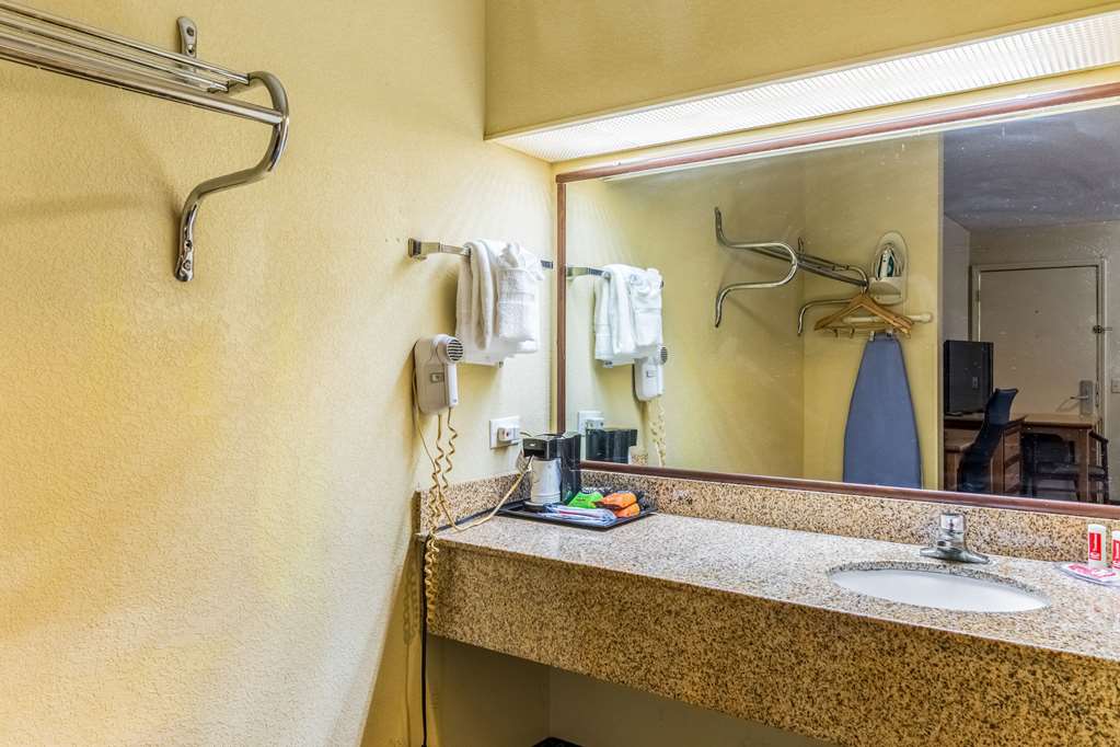 Econo Lodge Whiteville - photo 14
