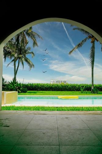 Beachfront house Private beach Pool 6 people — 4-Star Luxury Hotel in El Zapote, Mexico