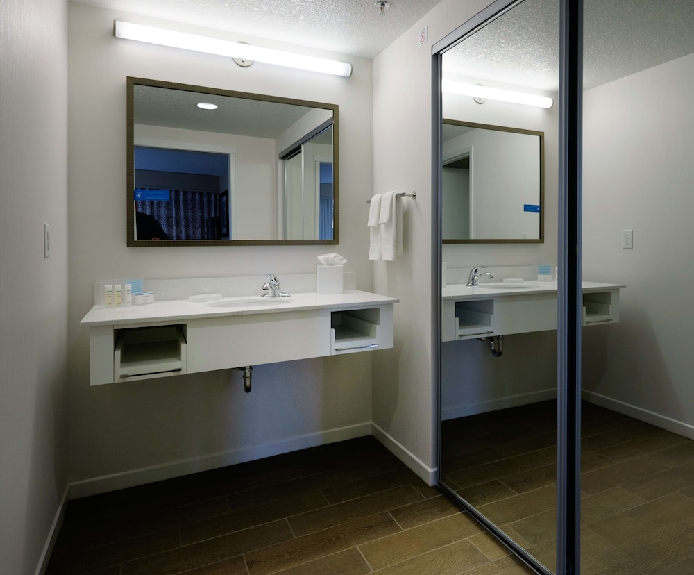 Hampton Inn Green Bay Downtown - photo 42