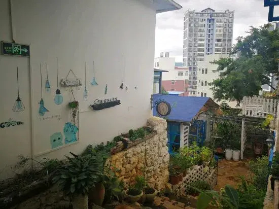 Kaiyuan Fengming Banshan Inn in Yisa, People's Republic of China