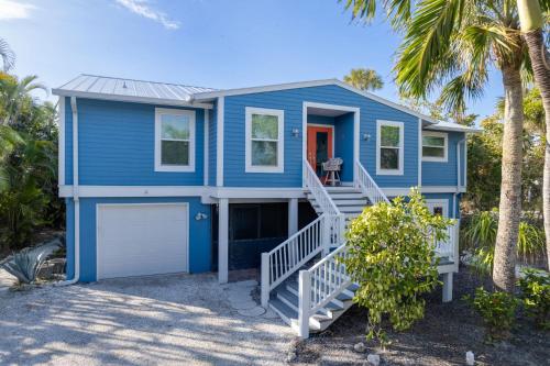 Charming Bungalow with Pool Steps to Beach — 4-Star Luxury Hotel in Sanibel, United States