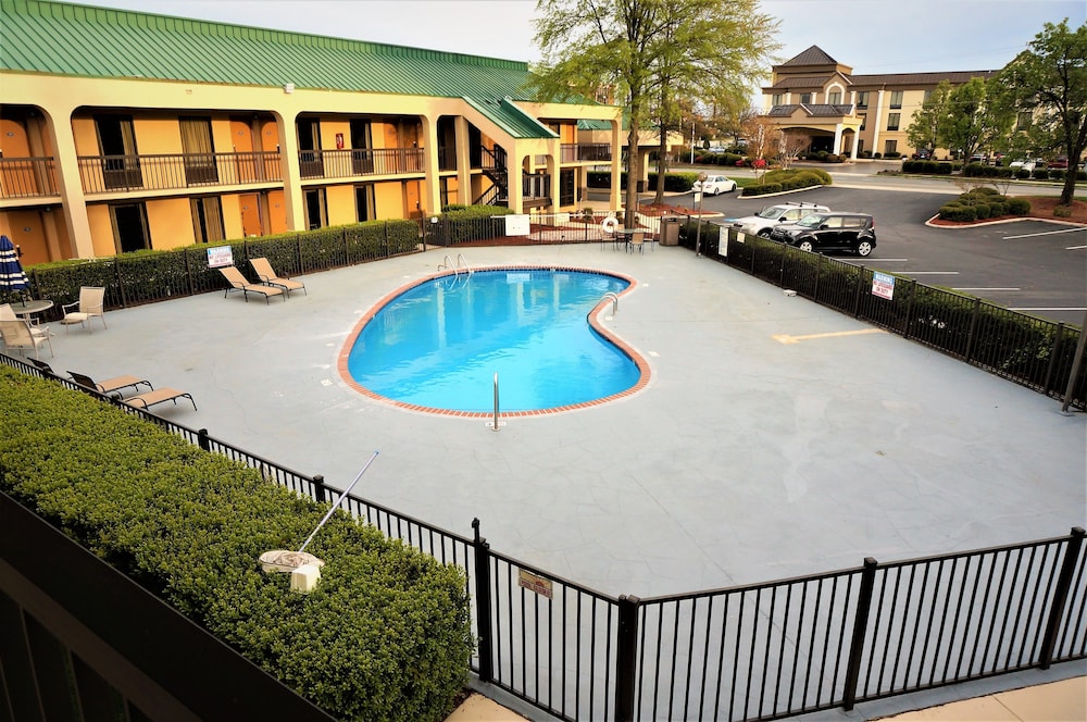 Howard Johnson by Wyndham Greensboro Near the Coliseum - photo 37