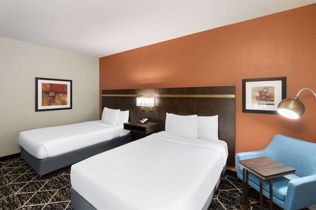 La Quinta Inn & Suites by Wyndham Olathe - photo 20