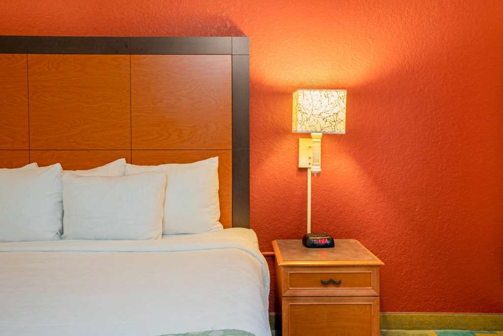 La Quinta Inn & Suites by Wyndham Seattle Sea Tac Airport - photo 17