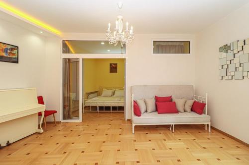 Unique 3 Apt Combo for 6 Guests by Wehost