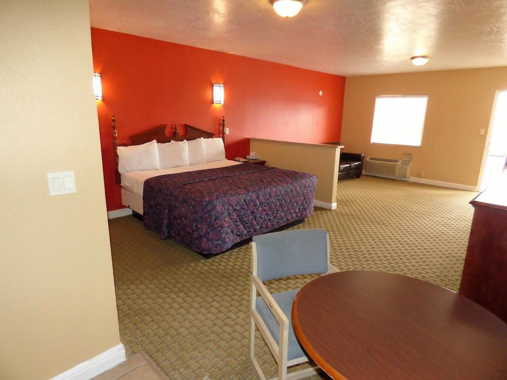 Economy Inn & Suites - photo 15