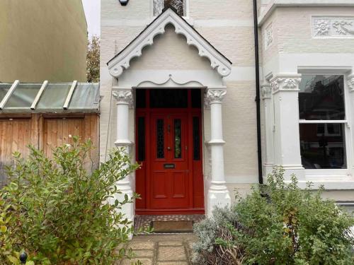 Spacious and light West London basement flat — 4-Star Luxury Hotel in London, United Kingdom