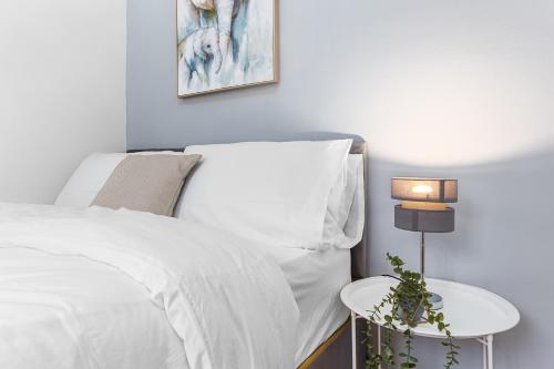 Modern 2BR Brixton Apartment Fast Wi Fi Included — 4-Star Luxury Hotel in London, United Kingdom