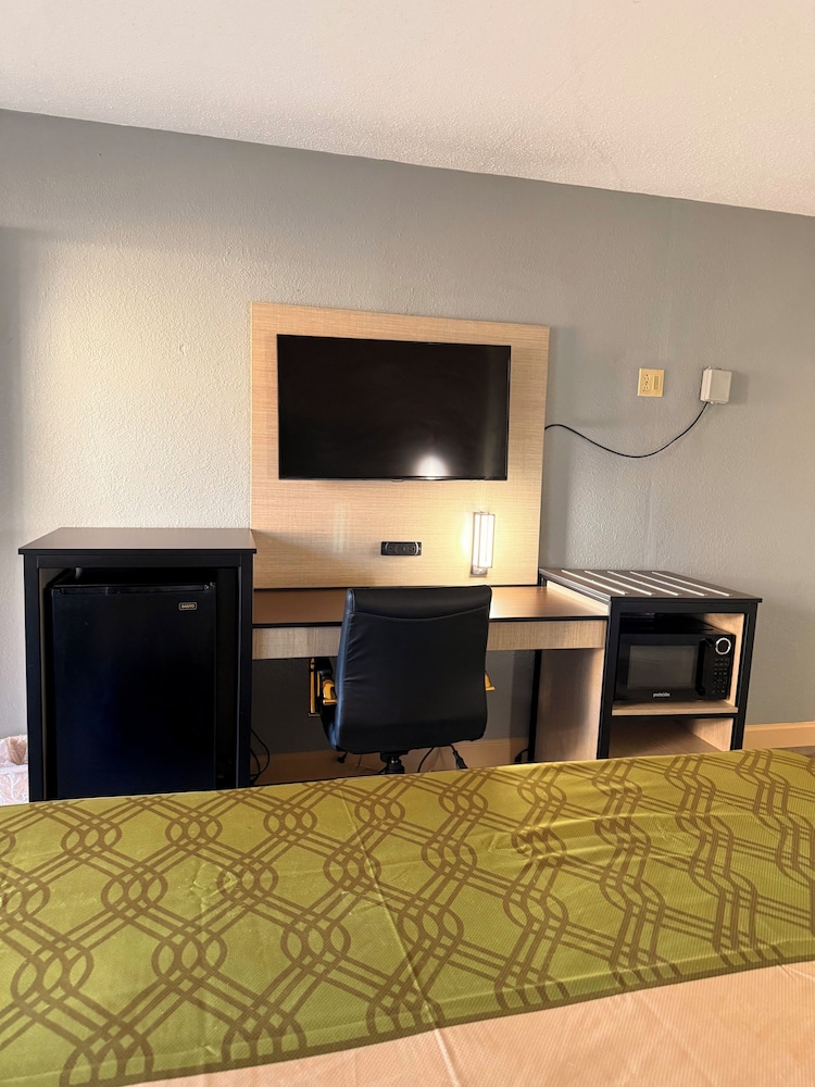 Milan Inn & Suites - photo 25
