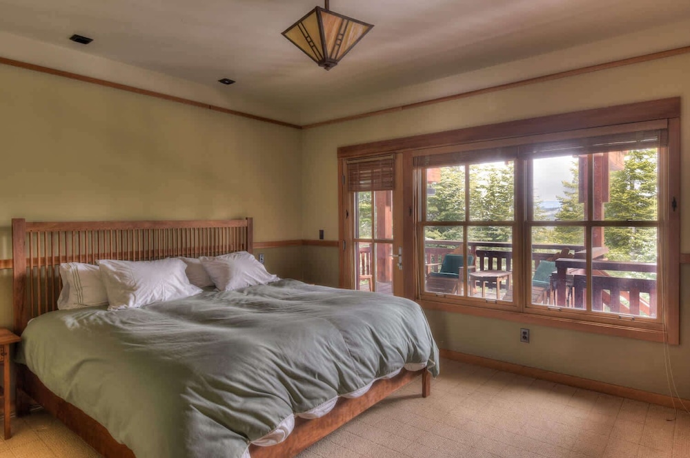 Luxury Northstar Palace w Hot Tub & Games - photo 3