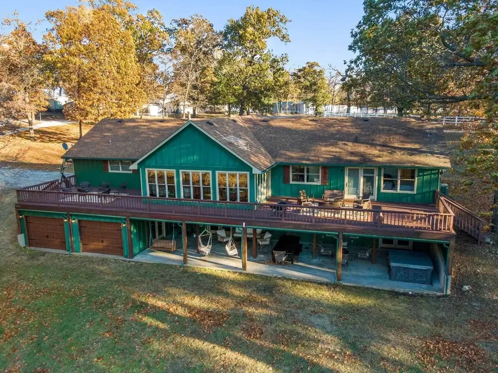 Hot Tub and Shared Dock Lakefront Grove House — 4-Star Luxury Hotel in Grove, United States
