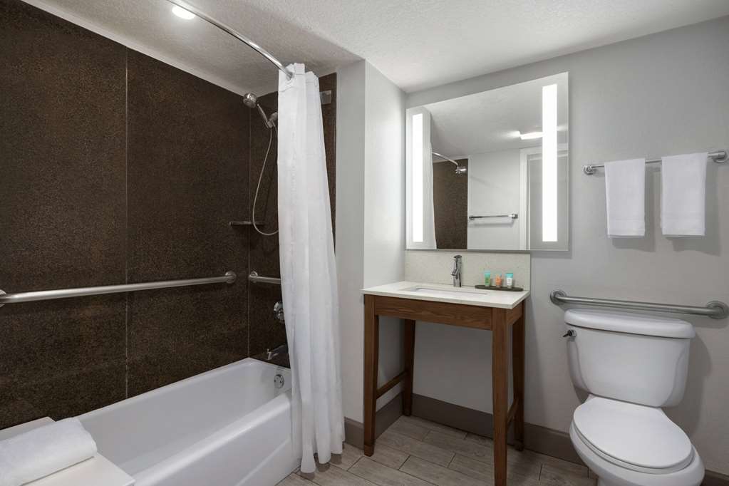 La Quinta Inn & Suites by Wyndham Oceanfront Daytona Beach - photo 33