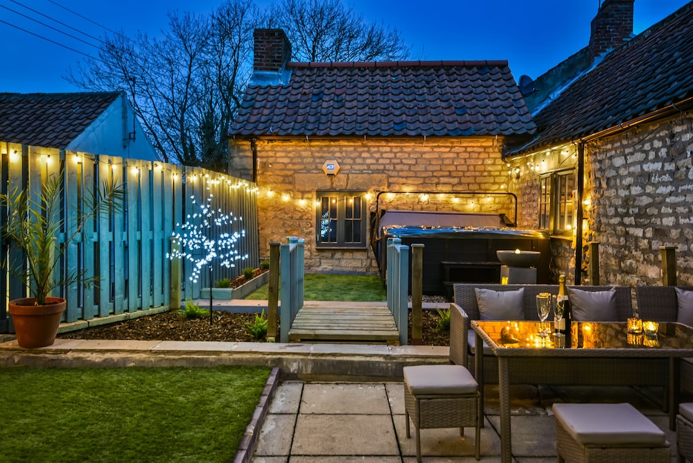 Private Garden Rooftop Terrace With hot tub — 4-Star Luxury Hotel in Pickering, United Kingdom