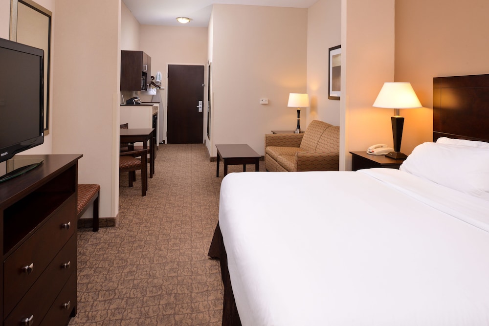 Holiday Inn Express and Suites Fairmont an IHG Hotel - photo 4