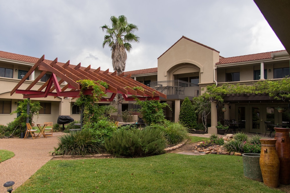 Vineyard Court Designer Suites Hotel - photo 42