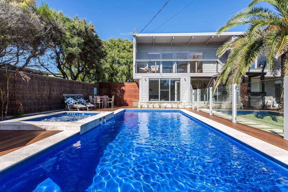 Front Beach House — 4-Star Luxury Hotel in Blairgowrie, Australia
