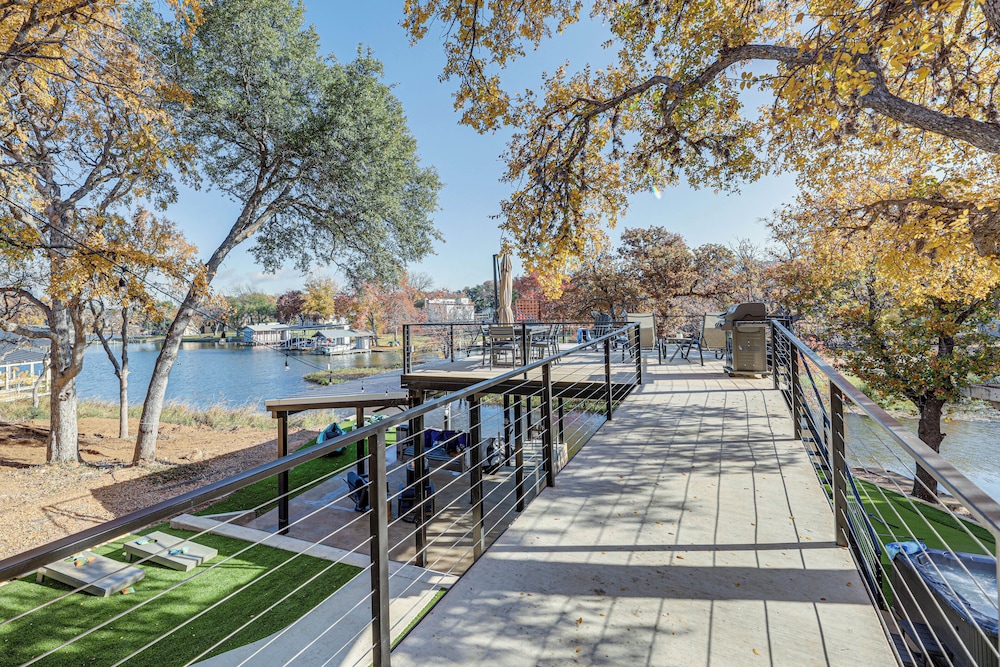 Pet friendly Lake LBJ Retreat w Deck & Hot Tub — hotel in Marble Falls