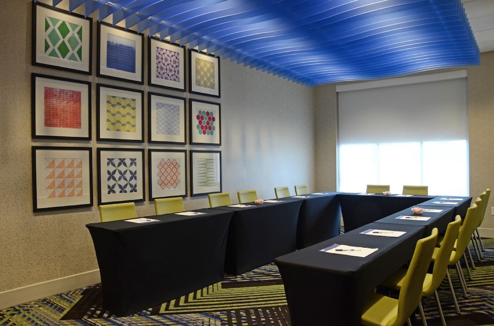 Holiday Inn Express & Suites Franklin Berry Farms by IHG - photo 52