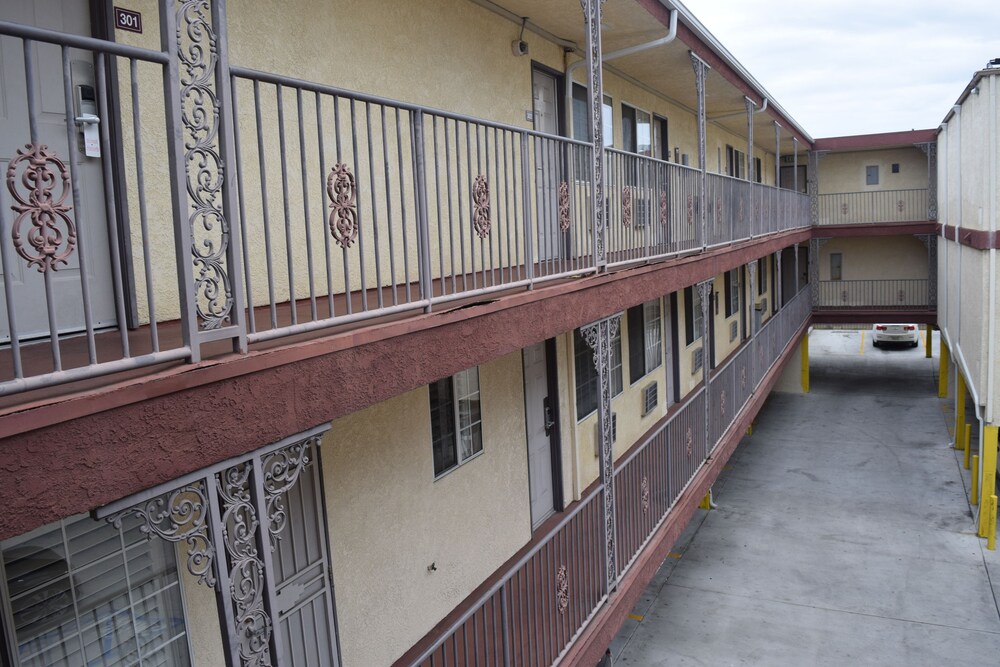 Deluxe Inn Hawthorne - photo 31