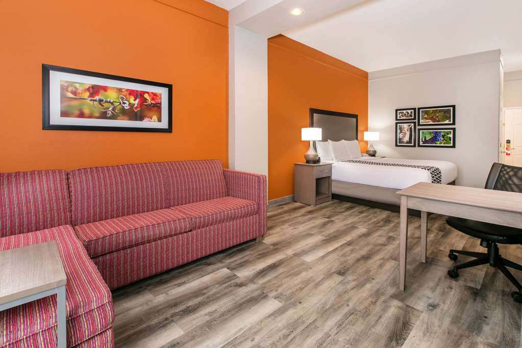 La Quinta Inn & Suites by Wyndham Fredericksburg - photo 18