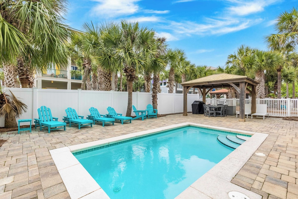 Gulfside Oasis by Avantstay Steps to Beach w Bbq Pool & Video Arcade MAX OCC 20 in Miramar Beach, United States