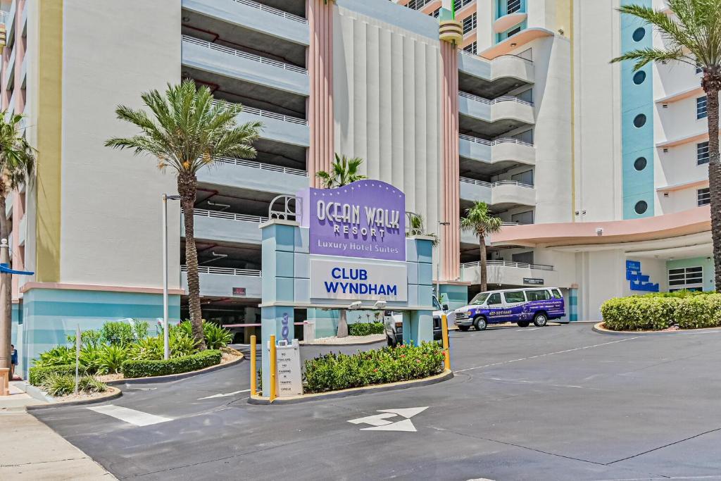 Serene Sunrise Awaits Tropical Ocean Walk Resort 1BR 1607 - carbon neutral hotel in Daytona Beach