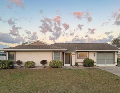 Blueridge Bungalow — 4-Star Luxury Hotel in North Port, United States