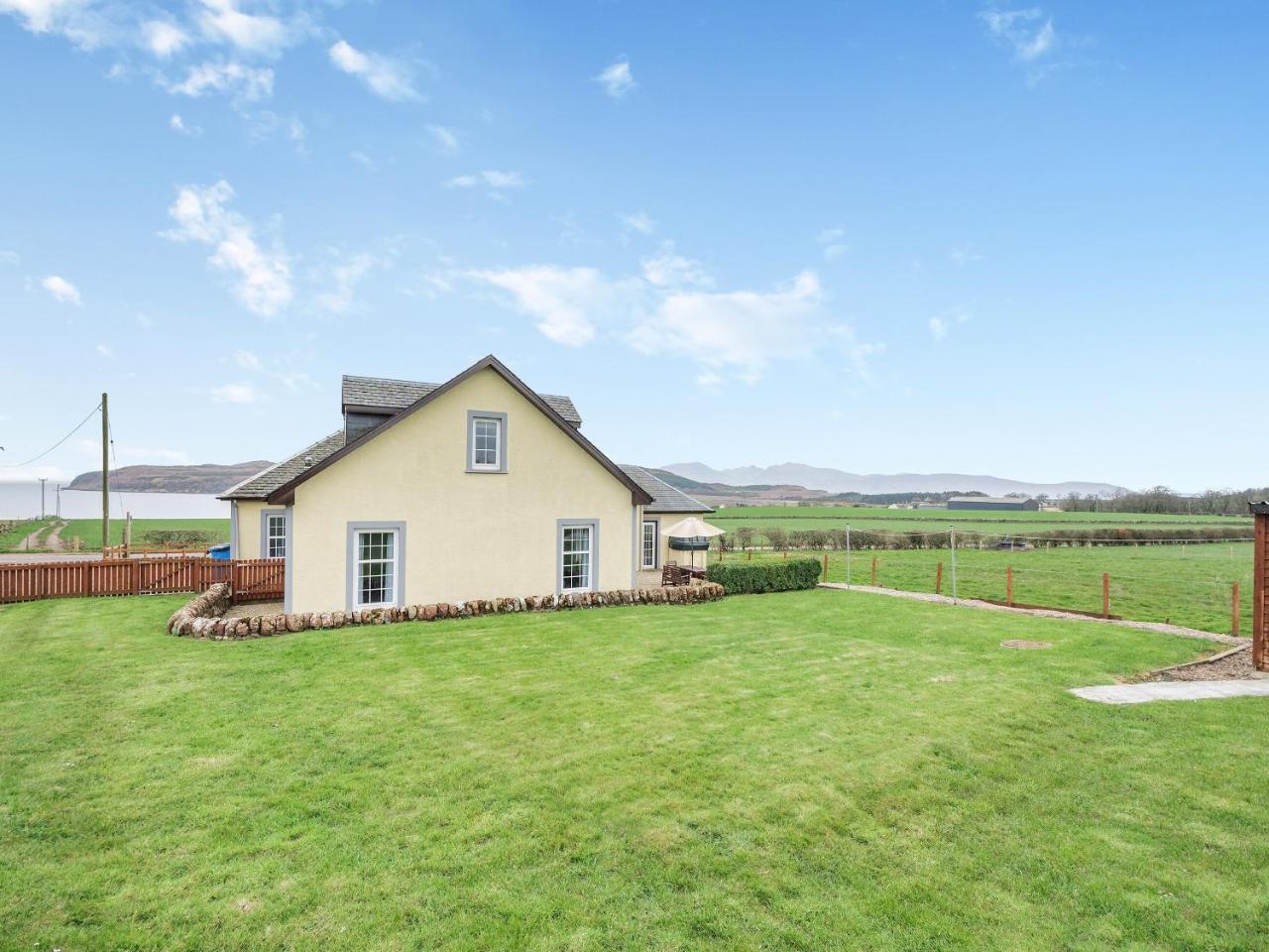 Kerrytonlia Cottage — 4-Star Luxury Hotel in Rothesay, United Kingdom