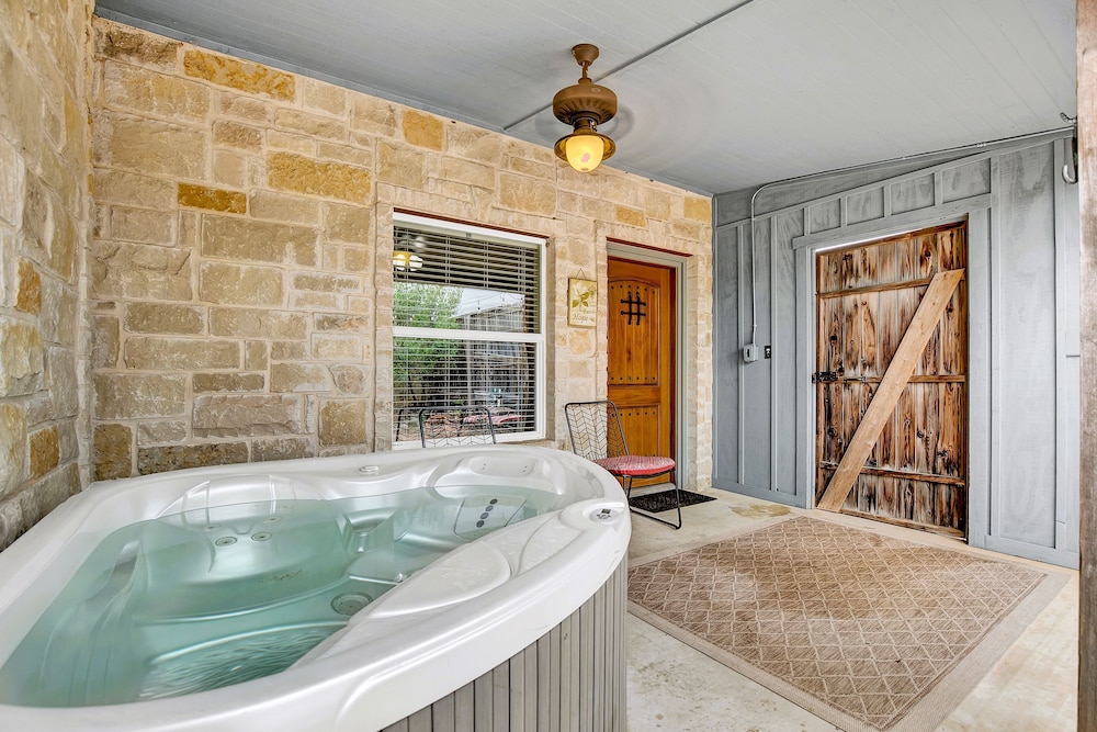 Romantic Oasis With Hot Tub Near Fred and Wineries - photo 15