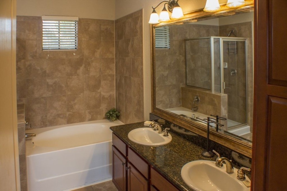 Ip60498 Bella Piazza Resort 3 Bed 3 Baths Condo - photo 8