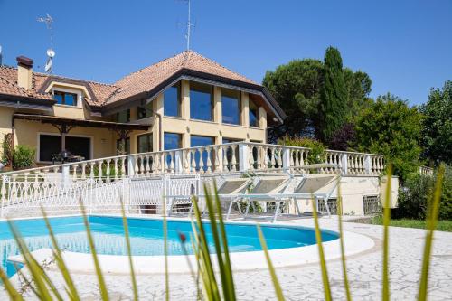 Villa Rolls Porzione di Villa con piscina giardino e parcheggi — 4-Star Luxury Hotel in Riccione, Italy