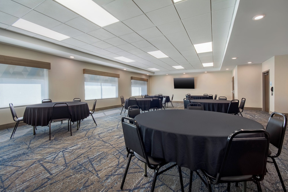 Holiday Inn Express & Suites Muskegon Grand Haven an IHG Hotel - photo 46
