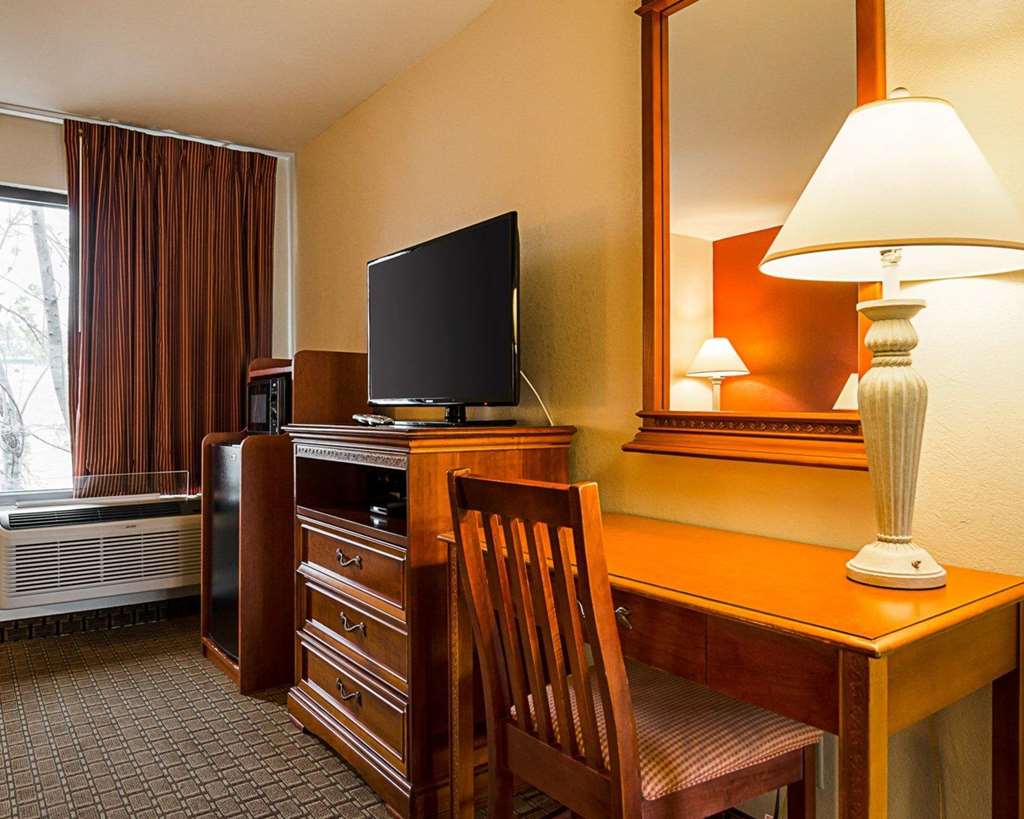 Econo Lodge Richmond North - photo 19