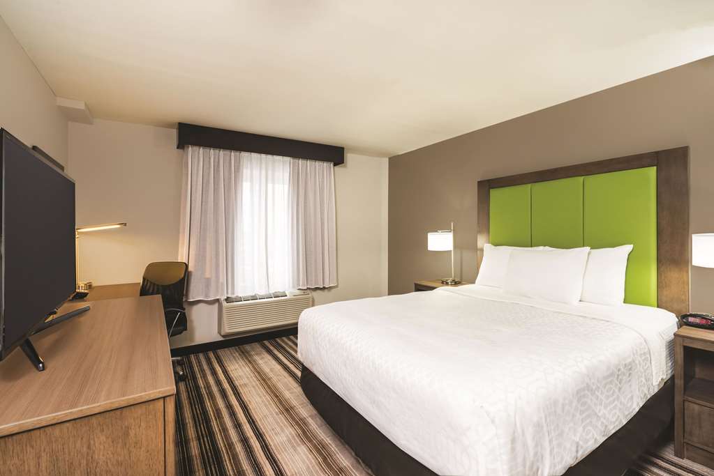 La Quinta Inn & Suites by Wyndham Brooklyn Central - photo 21