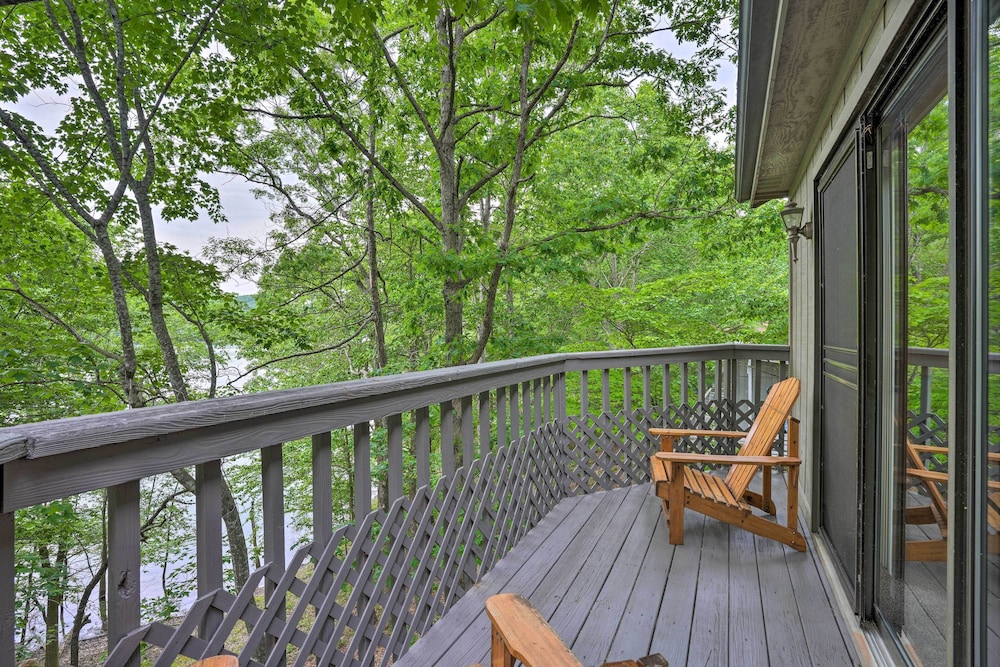 Beaver Lake Retreat with Deck and Private Hot Tub — hotel in Garfield
